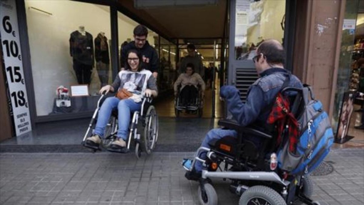 Discapacitados y estudiantes de Arquitectura, en el paseo de la Zona Franca.