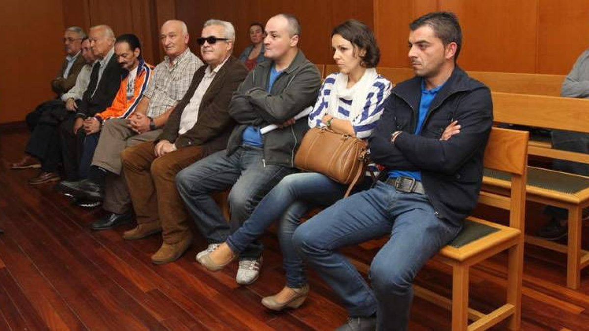 Los nueve empresarios acusados de defraudar a la Seguridad Social comparecieron ayer en los juzgados de Ponferrada.