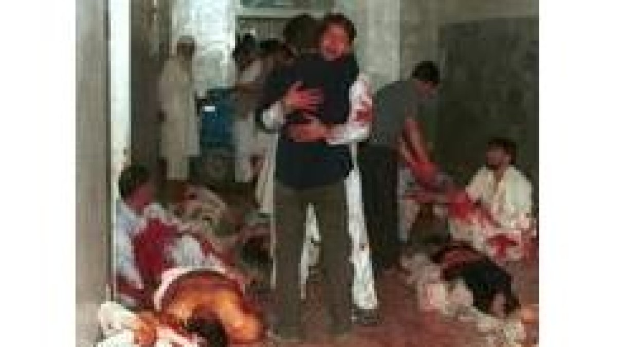 Uno de los heridos se abraza a un familiar en el hospital de Queta