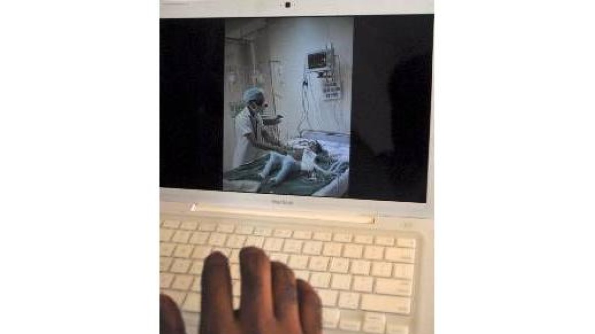 Imagen de la niña tras la operación a través de una pantalla