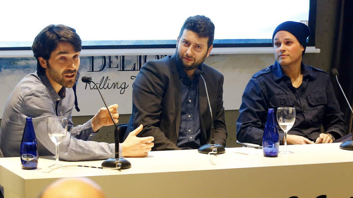 El escritor Julio César Álvarez y el músico Roberto Negral, en la presentación de ‘Rolling Thunder’.