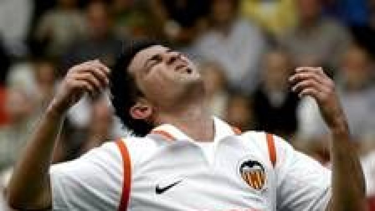 El delantero valencianista Villa se lamenta de una ocasión fallada