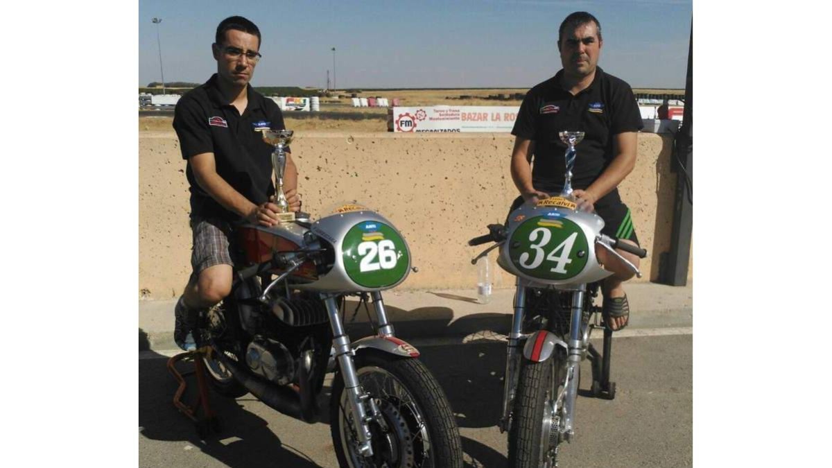 Los hermanos Pablo (26) y José Antonio (34) con sus Bultaco. DL