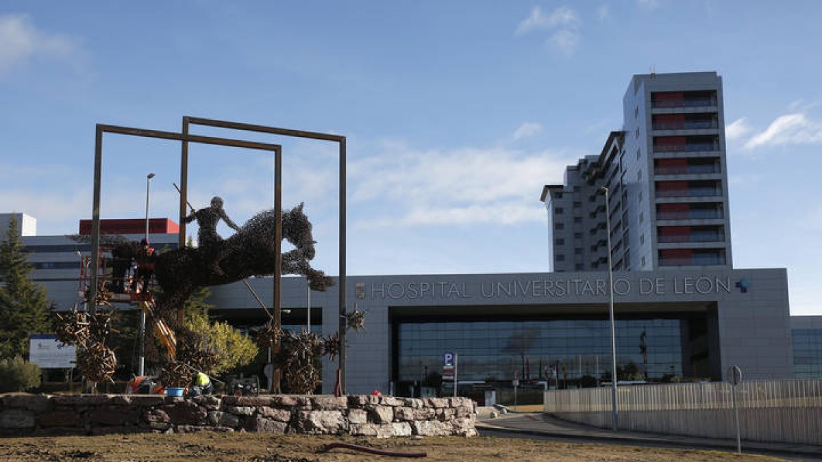 Continúa la instalación de una escultura de Amancio González en el exterior del Hospital de León. F. Otero Perandones.