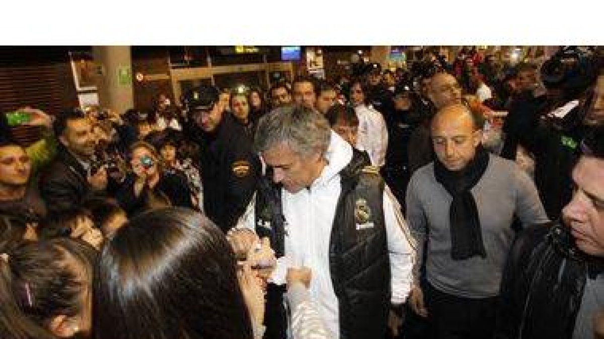 José Mourinho fue el único de la expedición blanca que se detuvo para firmar autógrafos.
