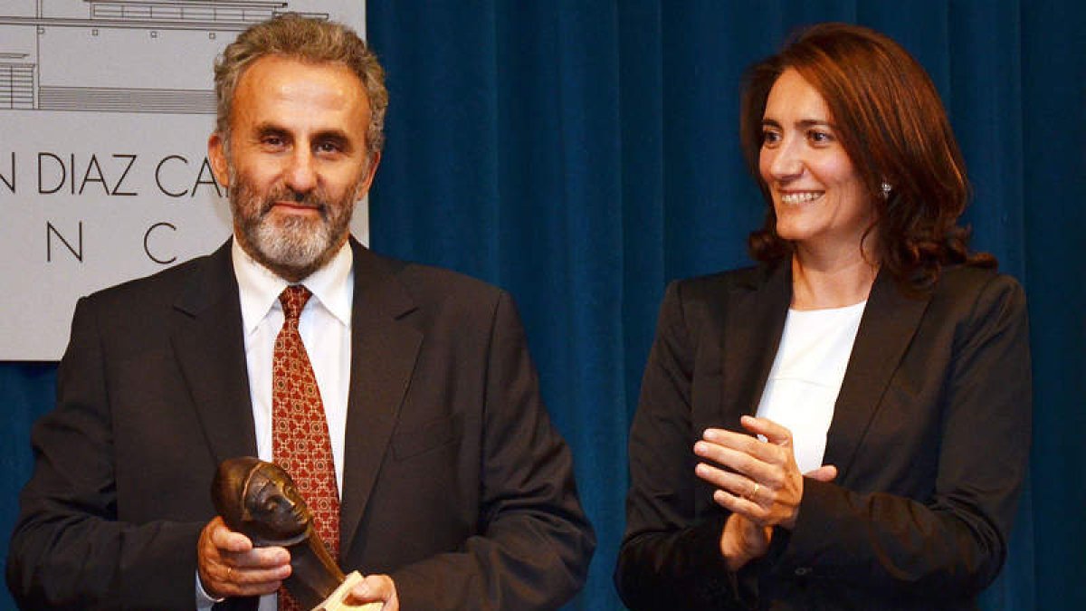 La presidenta de las Cortes, María Josefa García Chirac, entregando el primer premio del Certamen de Artes Plásticas.