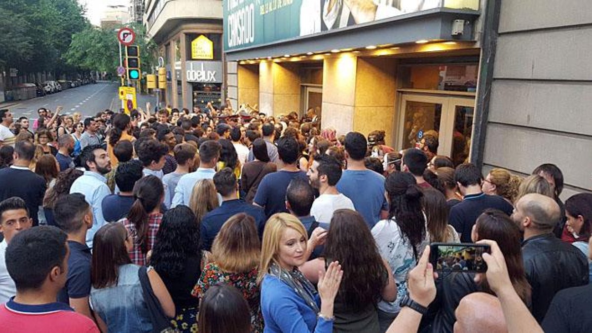 Los mossos acuden a la concentración feminista que intentaba boicotear la actuación de Jorge Cremades en el Borràs.