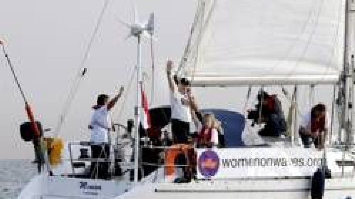 La tripulación del barco abortista de la oenegé holandesa «Women on Weves»