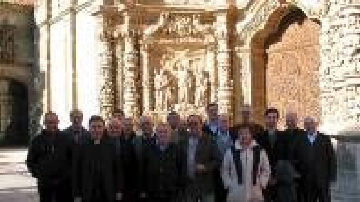 Los arciprestes y vicarios de Astorga, León Oviedo y Santander ante la catedral