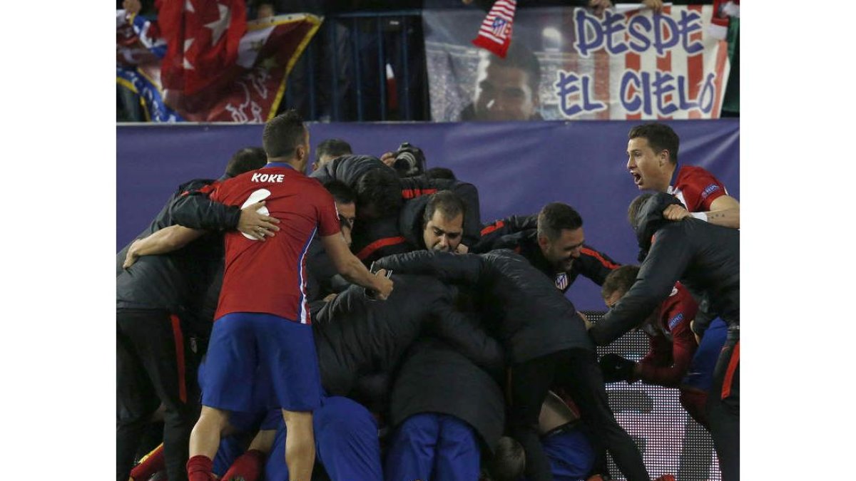 Los jugadores del Atlético celebran la victoria sobre el PSV Eindhoven tras la tanda de penaltis. HUESCA