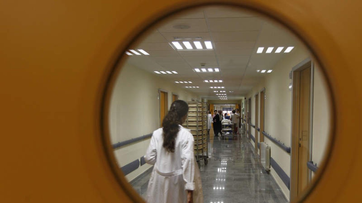 La sentencia da esperanzas a más de 40.000 trabajadores sanitarios en España. JESÚS F. SALVADORES