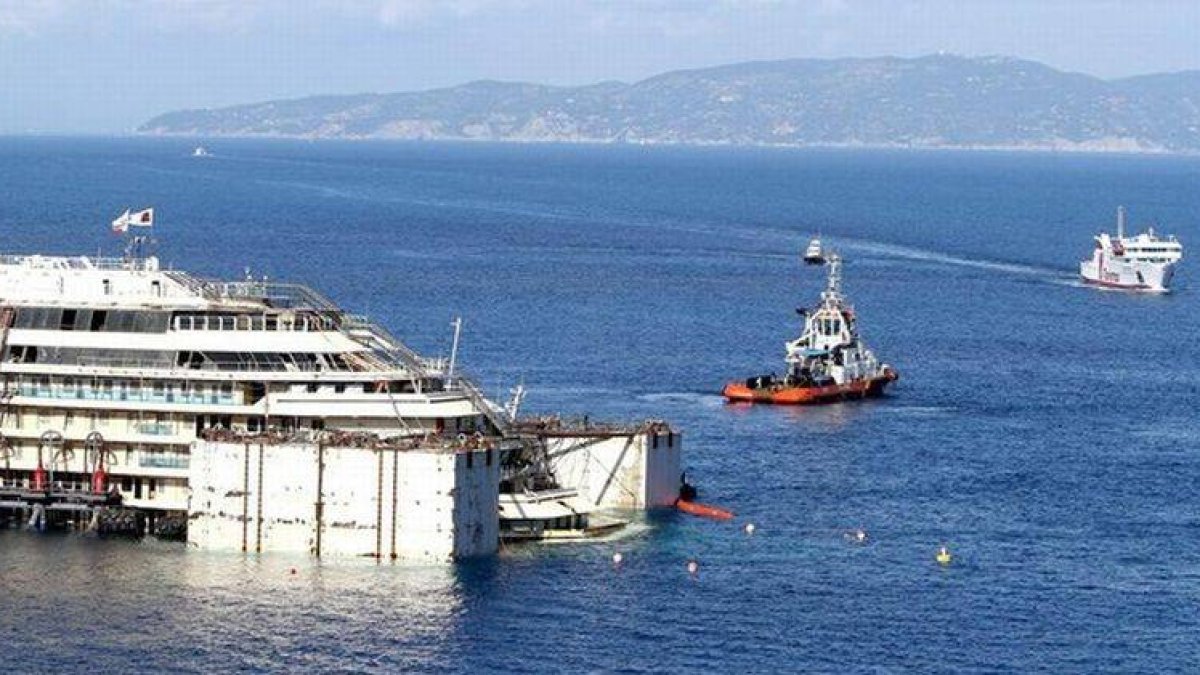 Trabajos de reflote del Costa Concordia.