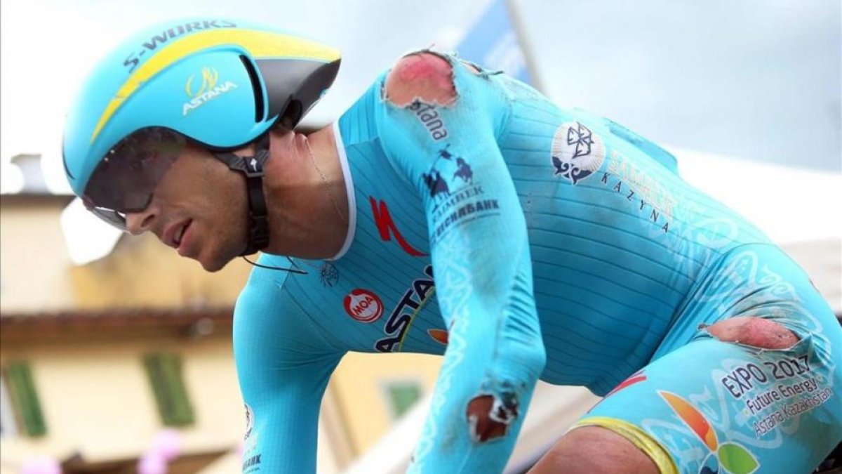 El ciclista italiano del Astana, Eros Capecchi, muestra las heridas tras la contrarreloj toscana del Giro.