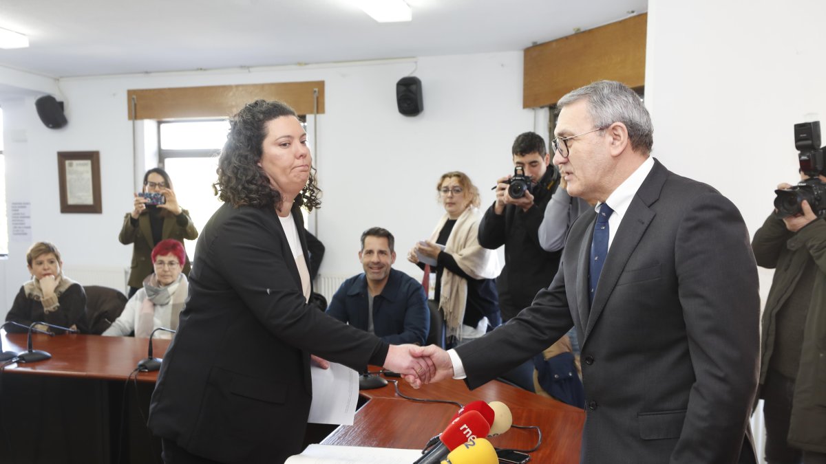 Irene González, al asumir el cargo de concejala del PSOE en Cacabelos. L. DE LA MATA