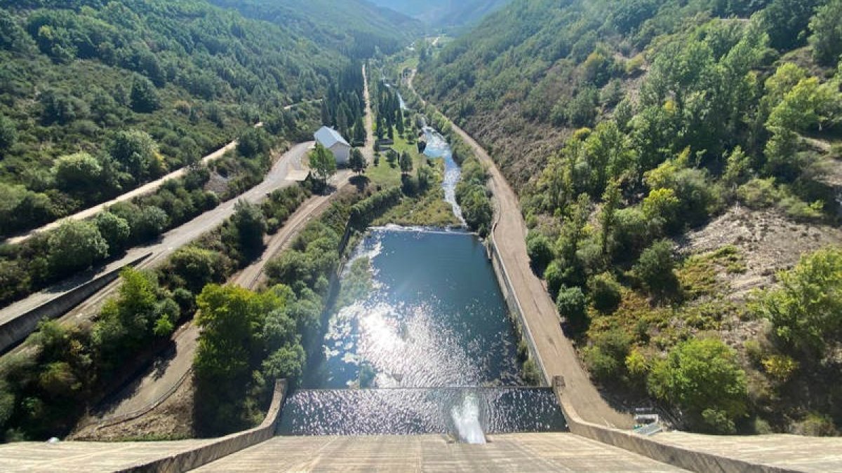 El desembase Duero abajo, en la imagen el Pantano del Porma, se inició el pasado 16 de septiembre. RAMIRO