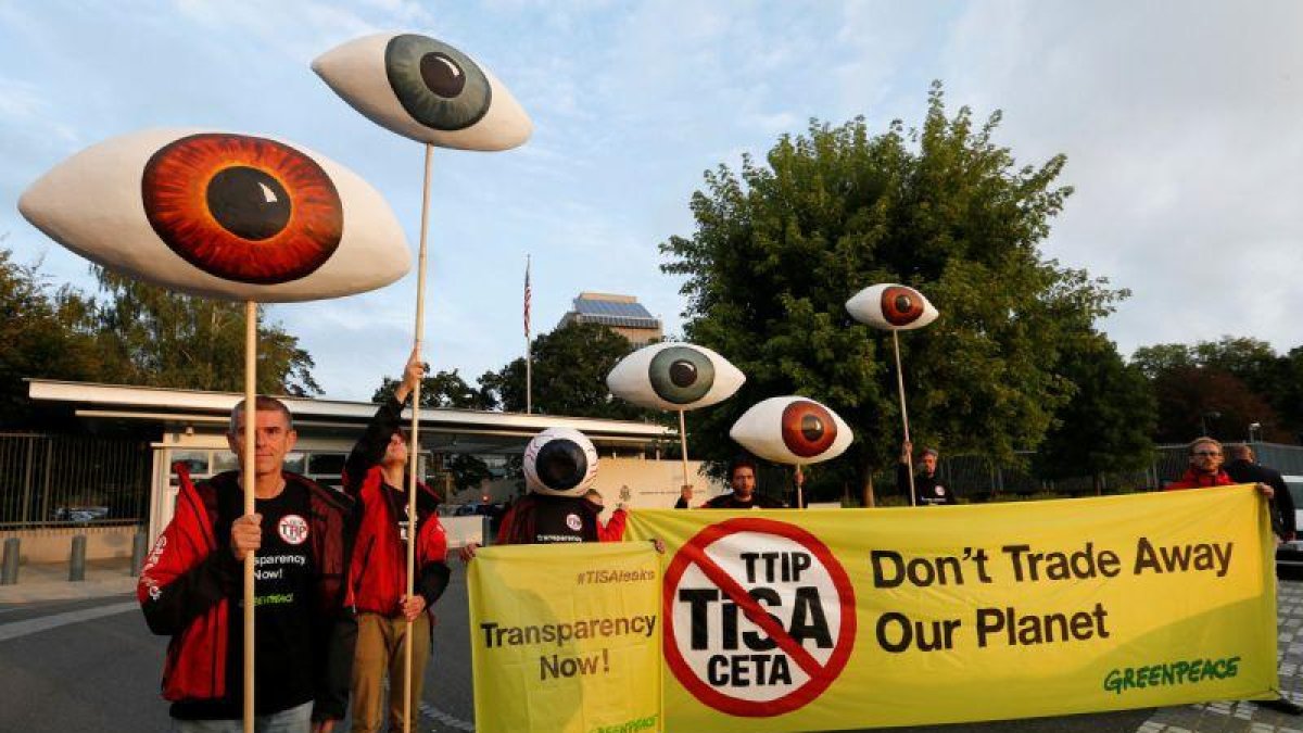 Activistas de Greenpeace protestan contra los acuerdos comerciales del TTIP y CETA en Ginebra, este martes.