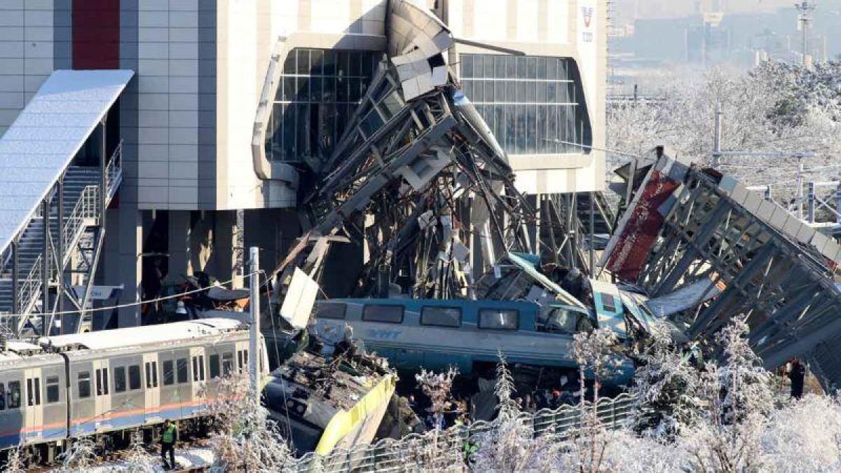 Siete muertos en un accidente de un tren de alta velocidad en Turquía.