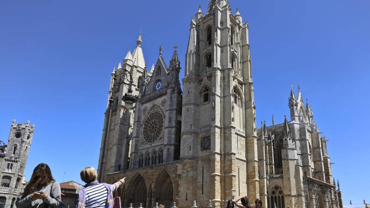 Turistas pasean este fin de semana por las inmediaciones de la plaza de Regla, una de las más visitadas con la Catedral al fondo. SARA CAMPOS