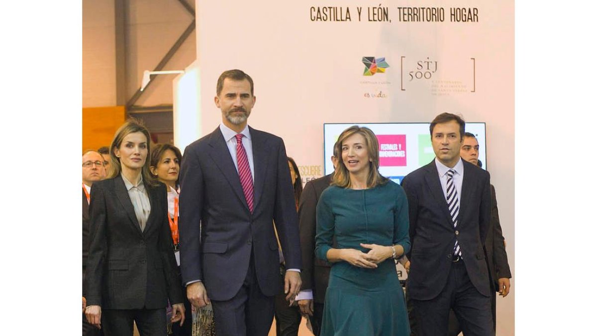 Los Reyes de España visitan el stand de Castilla y León en Fitur acompañados por la consejera de Turismo, Alicia García