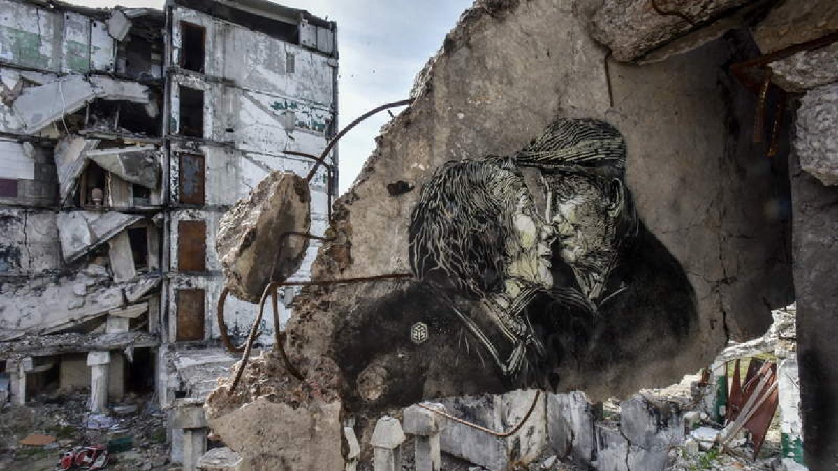Un grafiti del artista callejero Christian Guemy, conocido como C215, en la pared de una casa. OLEG PETRASYUK