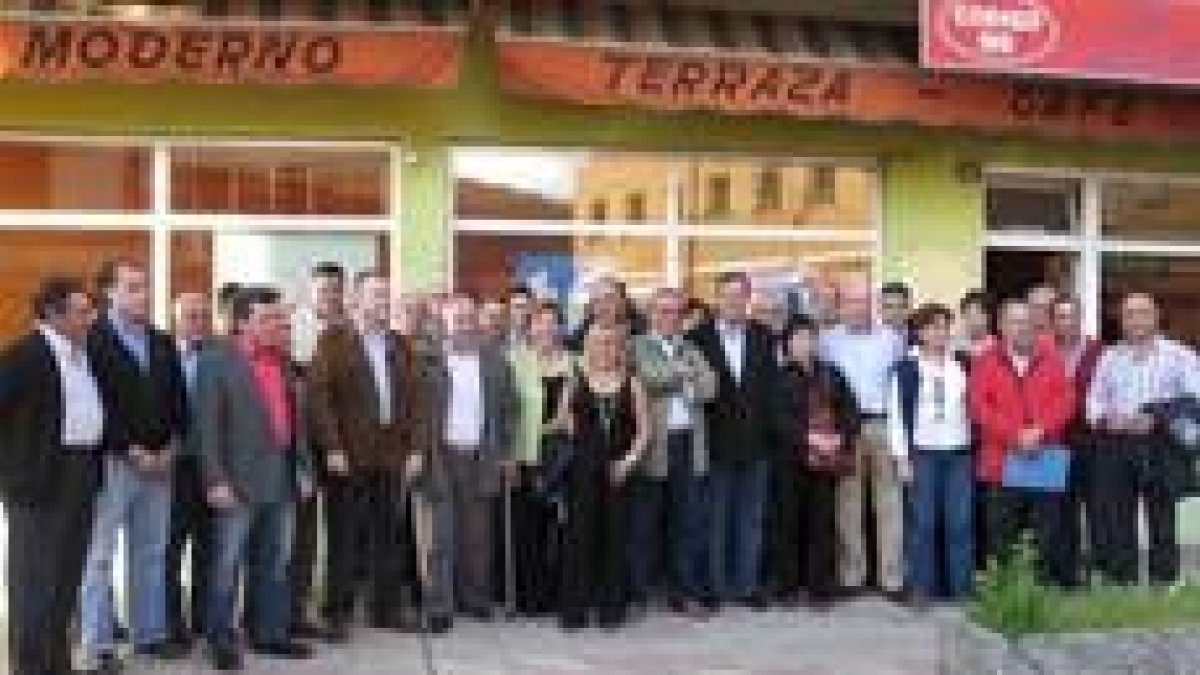 Carrasco y Silván posan junto a los candidatos del PP de la comarca