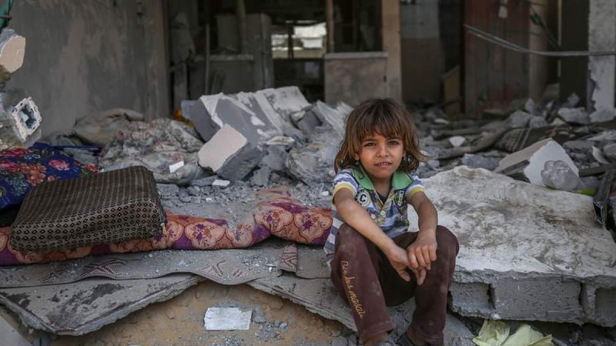 Un niño palestino entre los escombros de su casa destruida en uno de los ataques de Israel contra Gaza. MOHAMMED SABER