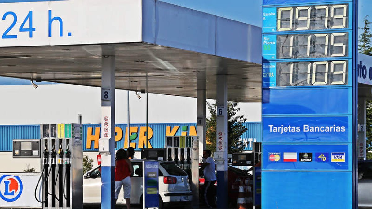 Cuatro estaciones de servicio de la provincia venden ya el gasóleo por debajo de un euro el litro.