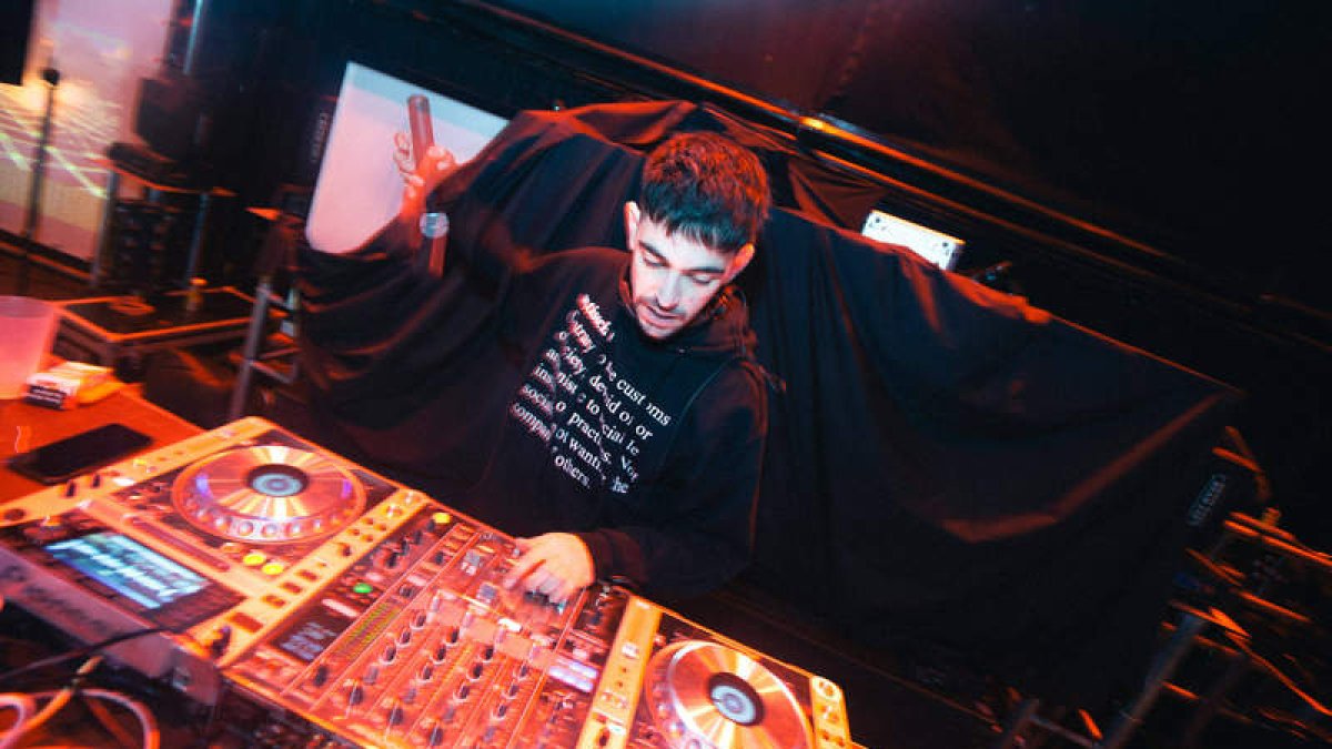 El DJ leonés en plena actuación en su ‘The virus liveshow’ para combatir la pandemia con música. DL
