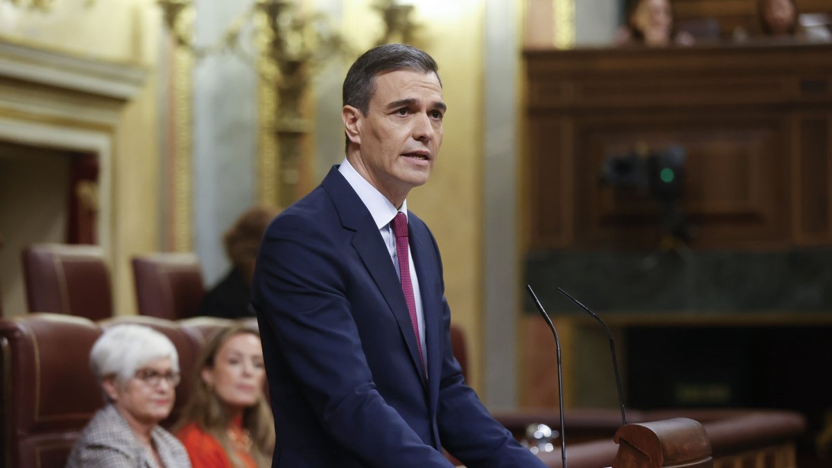 El presidente del Gobierno en funciones, Pedro Sánchez, comienza su intervención en el primer día del debate de investidura. EFE/ JUAN CARLOS HIDALGO