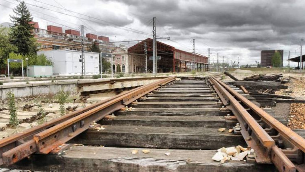 La antigua estación del ferrocarril está semiabandonada y su entorno está intacto desde que se suprimió el paso a nivel del Crucero, ofreciendo un paisaje decadente.