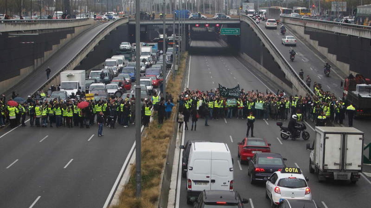 Trabajadores de Spanair cortan el tráfico en la Gran Vía de L’Hospitalet de Llobregat.