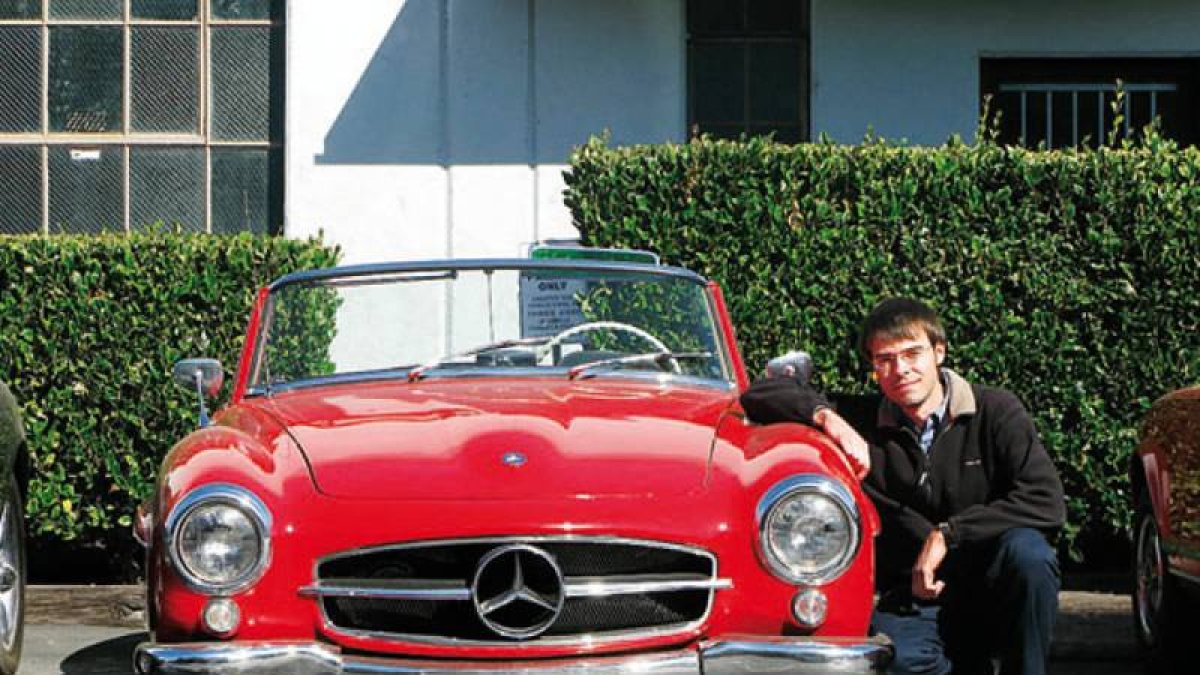 Miguel Ángel posa junto a una de sus mayores pasiones, un Mercedes antiguo.