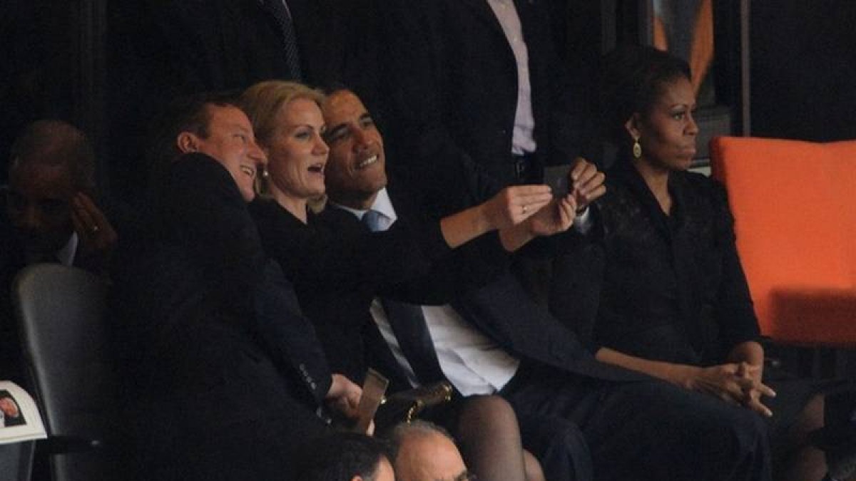 Selfie' presidencial con Obama, Cameron y Helle Thorning-Schmidt, con Michelle Obama de testigo.