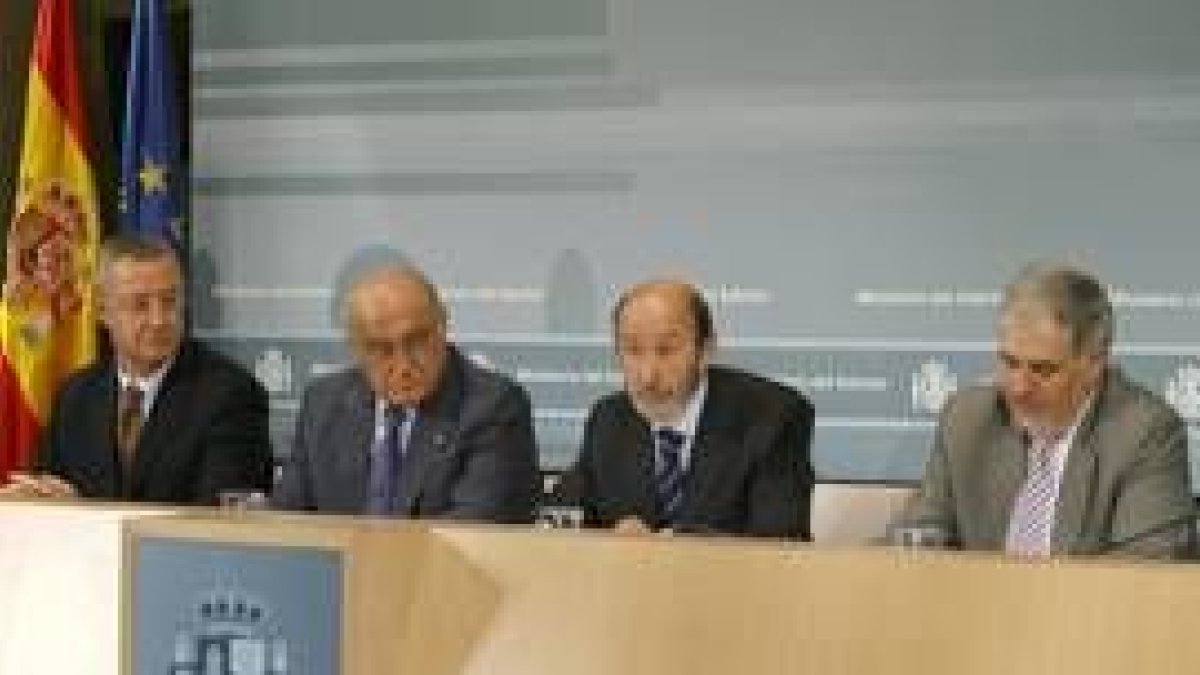 Caldera, Hernando, Rubalcaba y Conde-Pumpido durante la rueda de prensa conjunta que han ofrecido