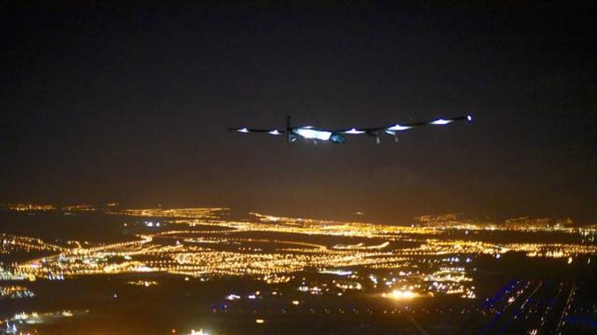 El avión Solar Impulse II, volando este viernes.