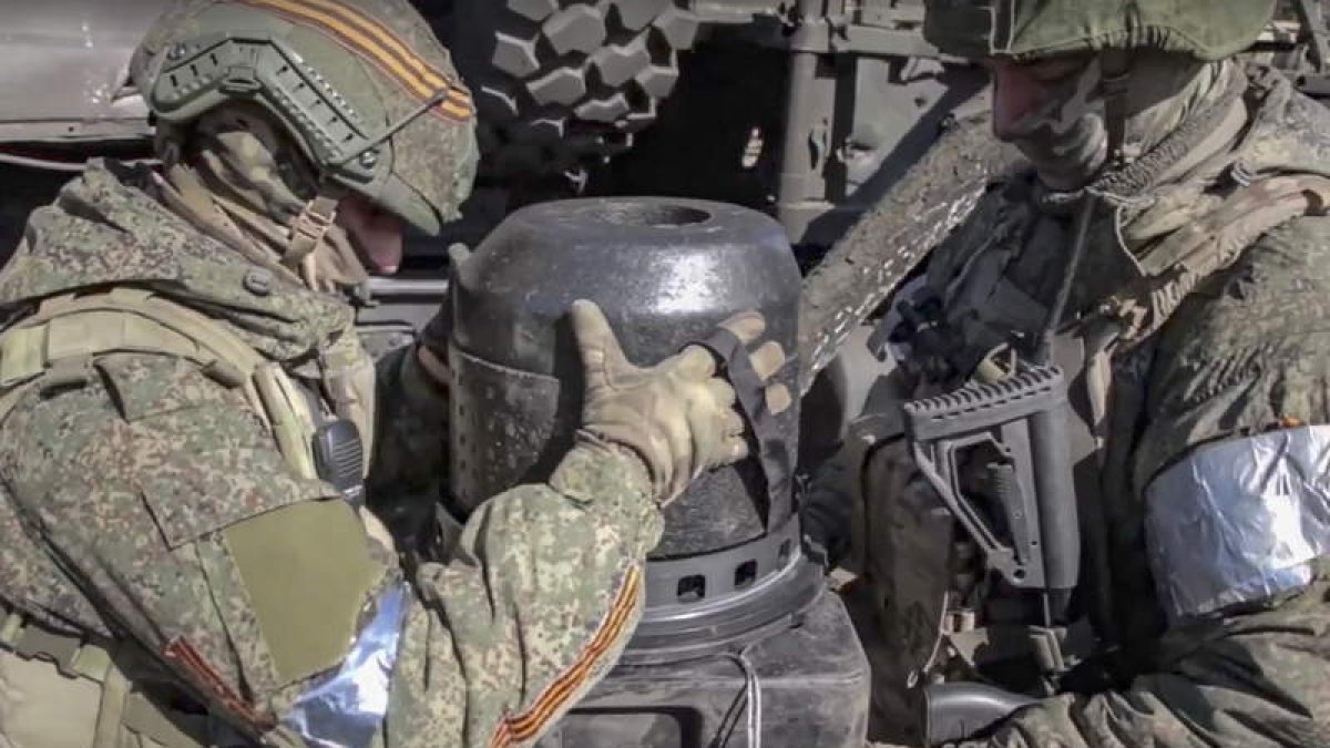 Soldados rusos examinan un misil antitanque estadounidense que fue abandonado por el ejército ucraniano durante su retirada en la región de Donetsk. RUSSIAN DEFENCE MINISTRY PRESS