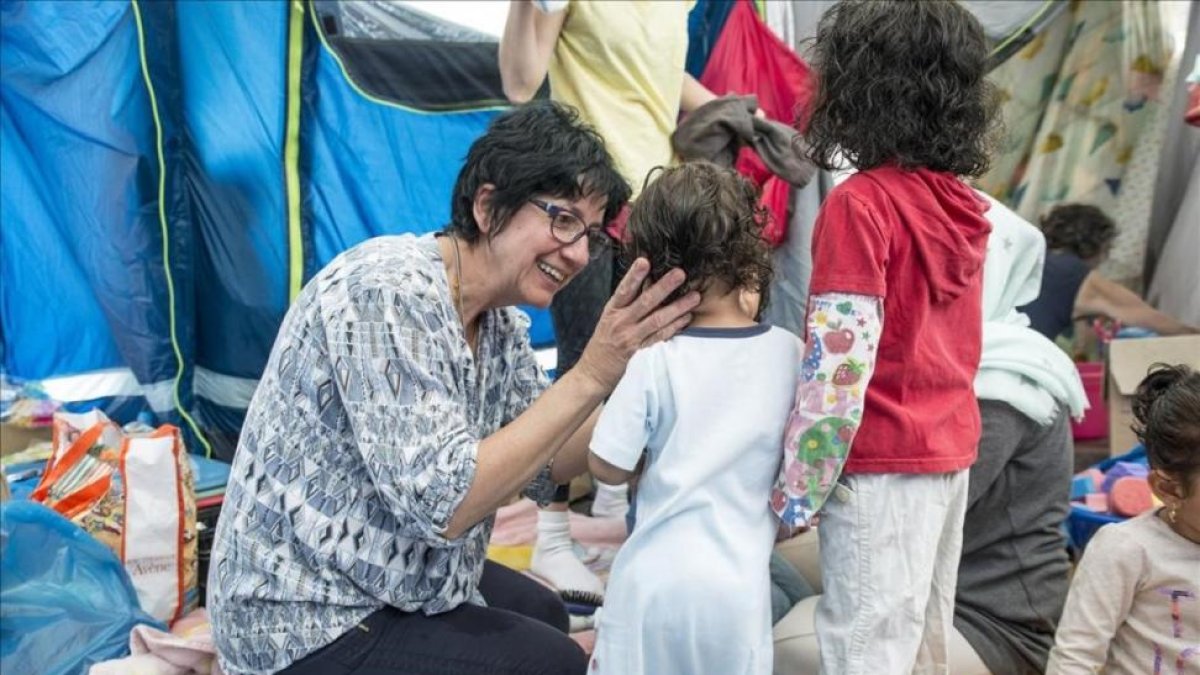 La enfermera Gemma Poca atiende a unos niños en el "Baby Hamam".