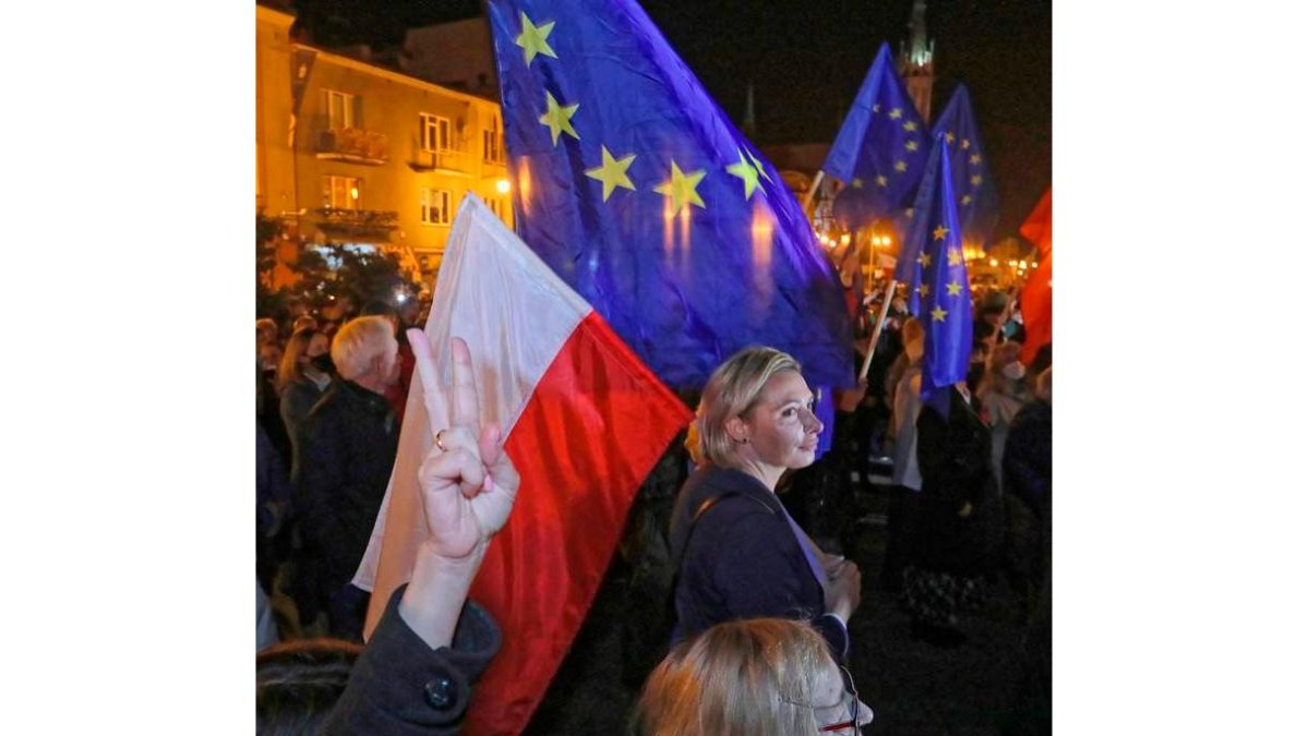 Banderas de Polonia y la UE y signos de victoria en las protestas. ARTUR RESZKO