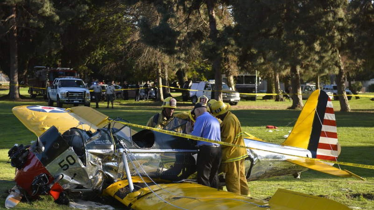 Bomberos de Los Ángeles inspeccionan la avioneta en la que se estrelló Harrison Ford.
