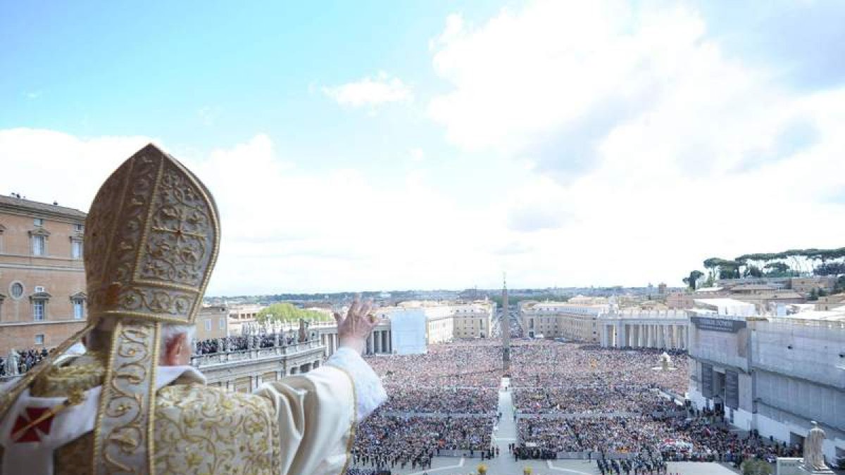 De izquierda a derecha y de arriba a abajo,  los últimos papas del siglo XX como Pío XII, Juan Pablo II, Juan XXIII, Ratzinger con Juan Pablo II y Juan Pablo I, en varias imágenes de archivo.