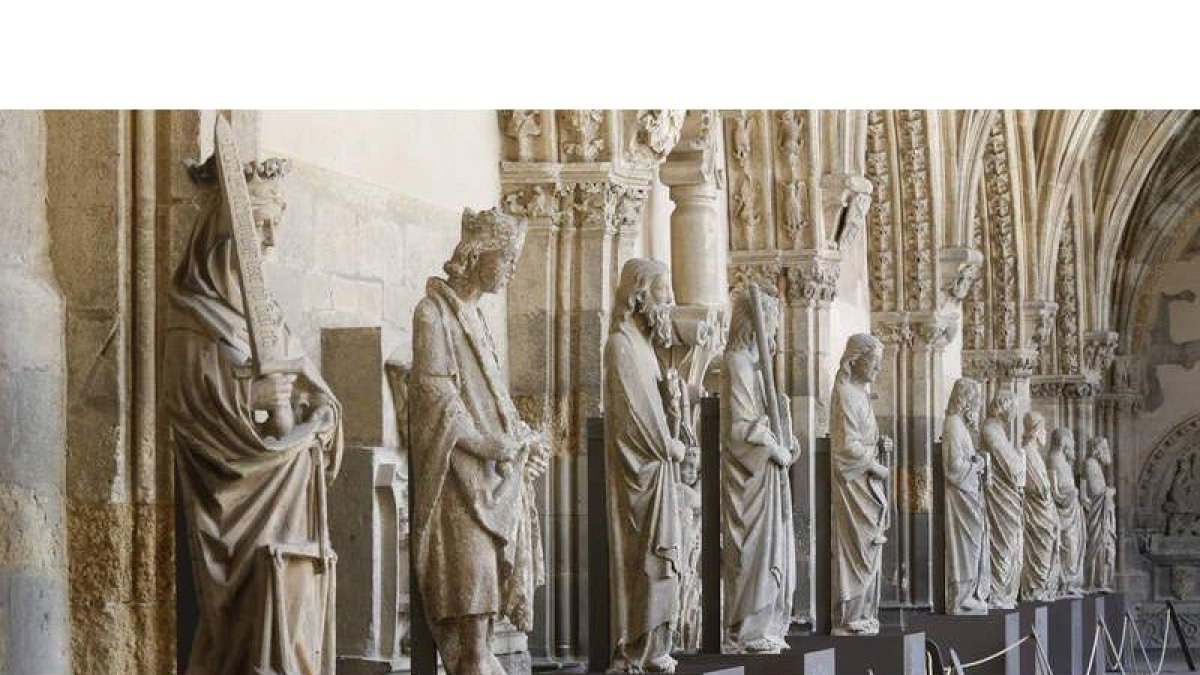 Las estatuas trasladadas hace una década desde el pórtico de la Catedral siguen en el claustro de forma provisional. RAMIRO