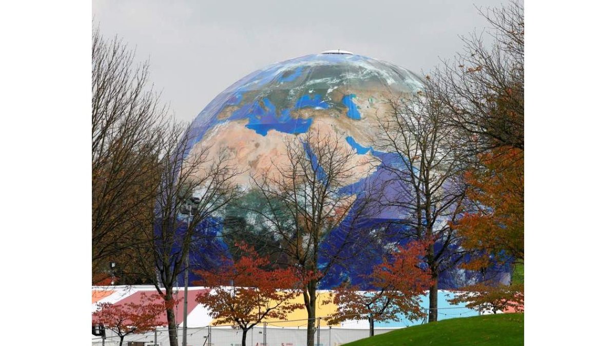 Vista de un globo terráqueo en Bonn durante una conferencia de la ONU. RONALD WITTEK