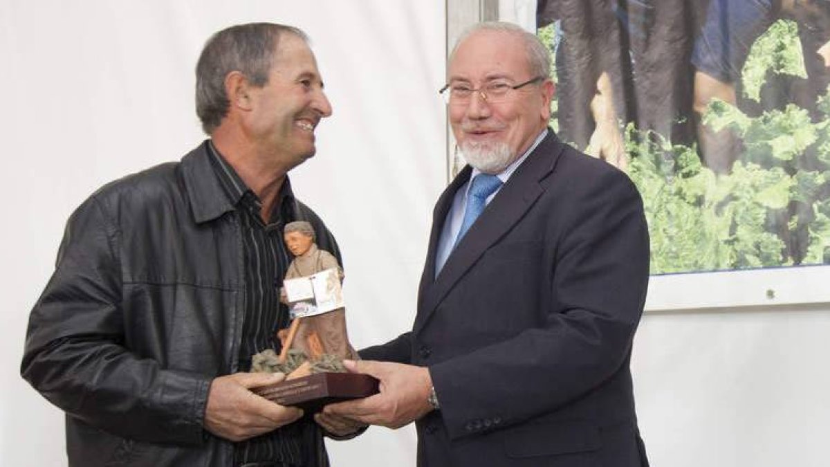 Valín (derecha) entrega su premio al remolachero leonés Fernando Seco Pérez.