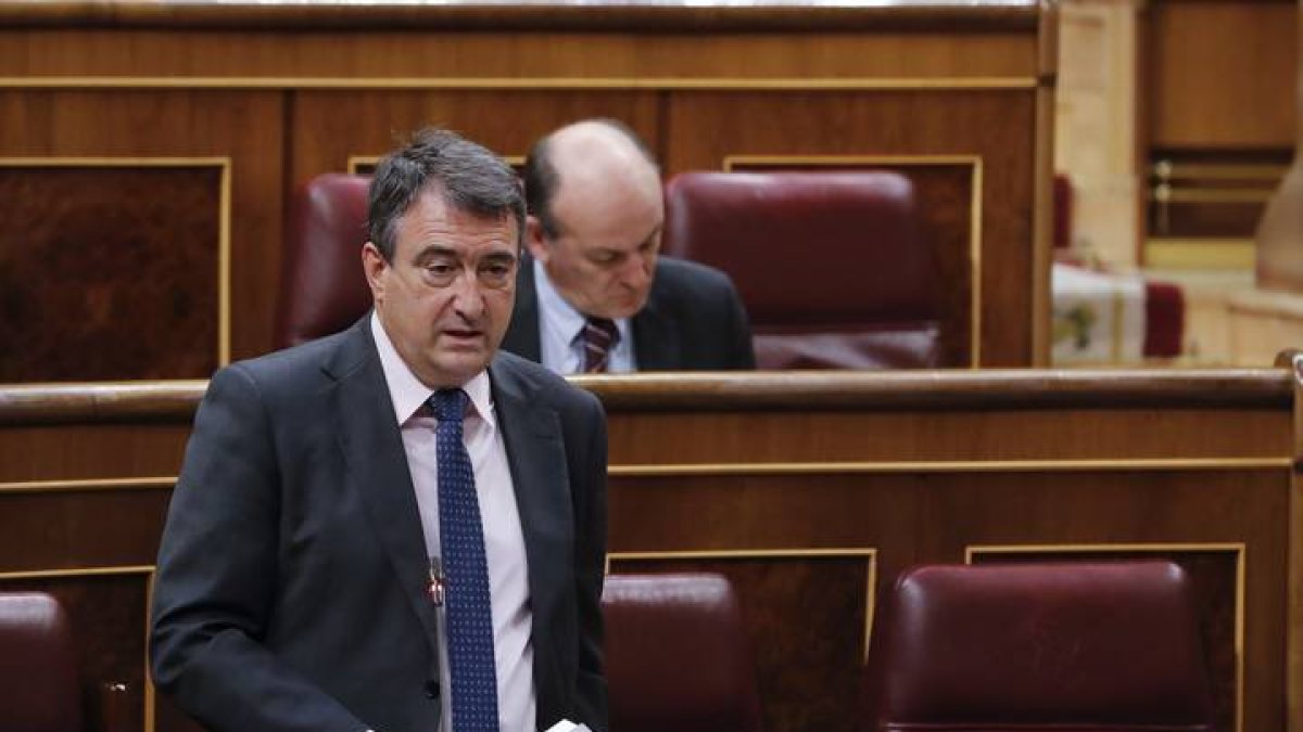 El portavoz del PNV, Aitor Esteban, interviene en el del pleno del Congreso. BALLESTEROS