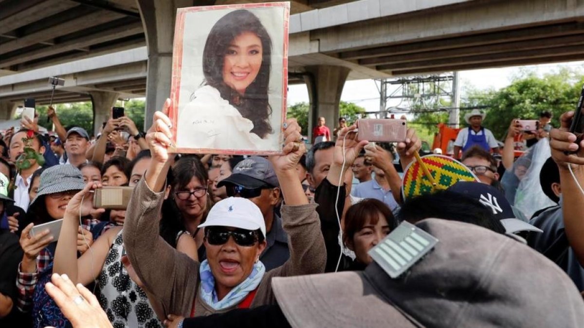 Seguidores de Yingluck Shinawatra, se manifiestan frente al tribunal que iba a emitir la sentencia. Seguidores de Yingluck Shinawatra, se manifiestan frente al tribunal que iba a emitir la sentencia.