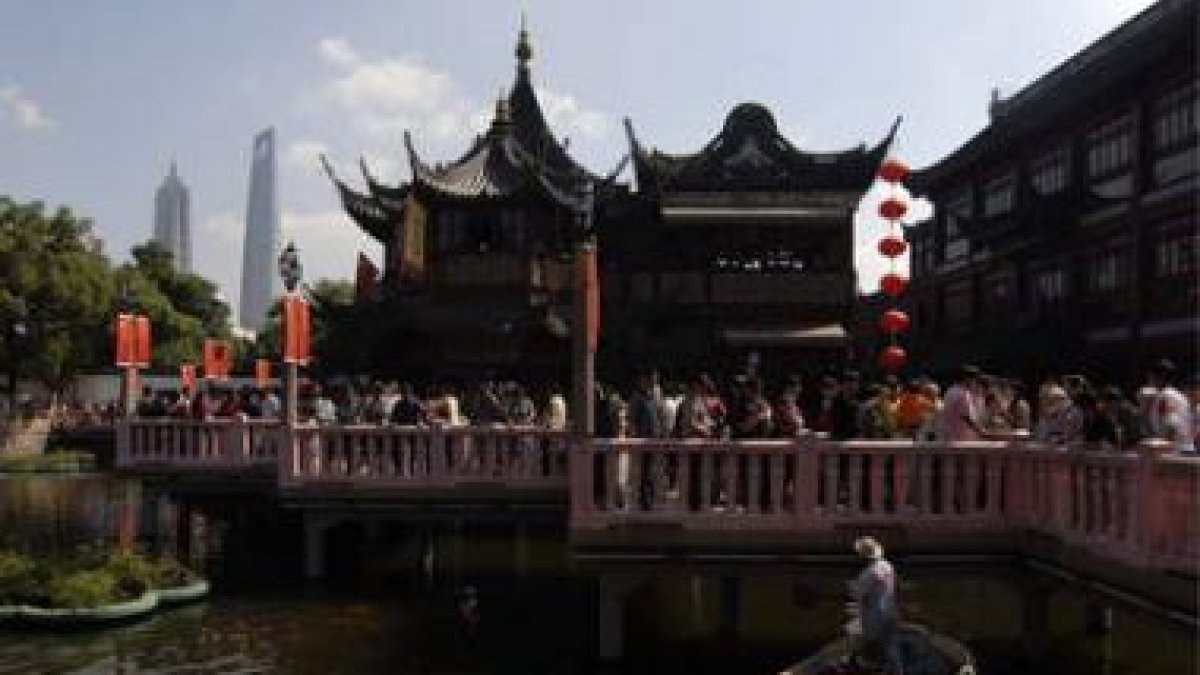 Turistas visitan el Yu Yuan Garden.