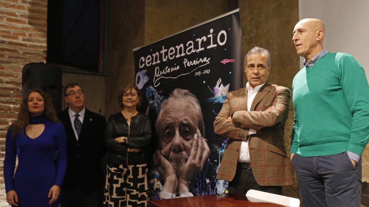 Muñoz, Pereira, Fernández, Otero y Diez, ayer en el Palacio del Conde Luna, ante el cartel con foto de José Antonio Robés. FERNANDO OTERO