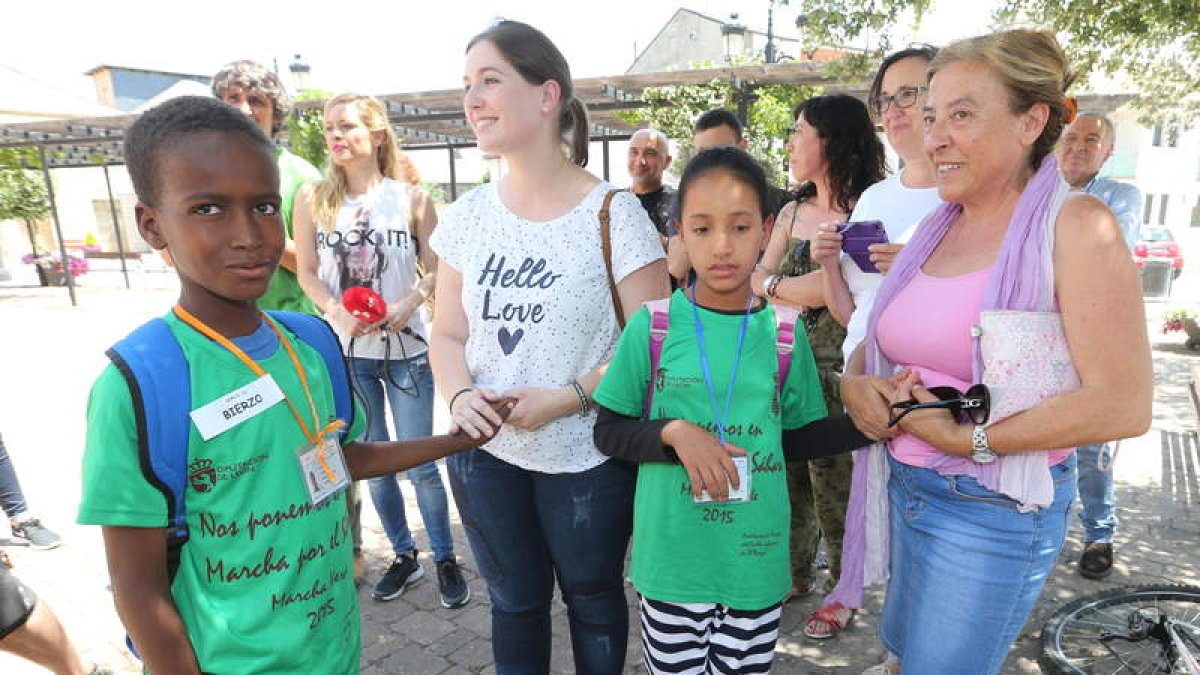 Los niños saharauis llegaron ayer a la plaza del Ayuntamiento de Toral de los Vados. L. DE LA MATA