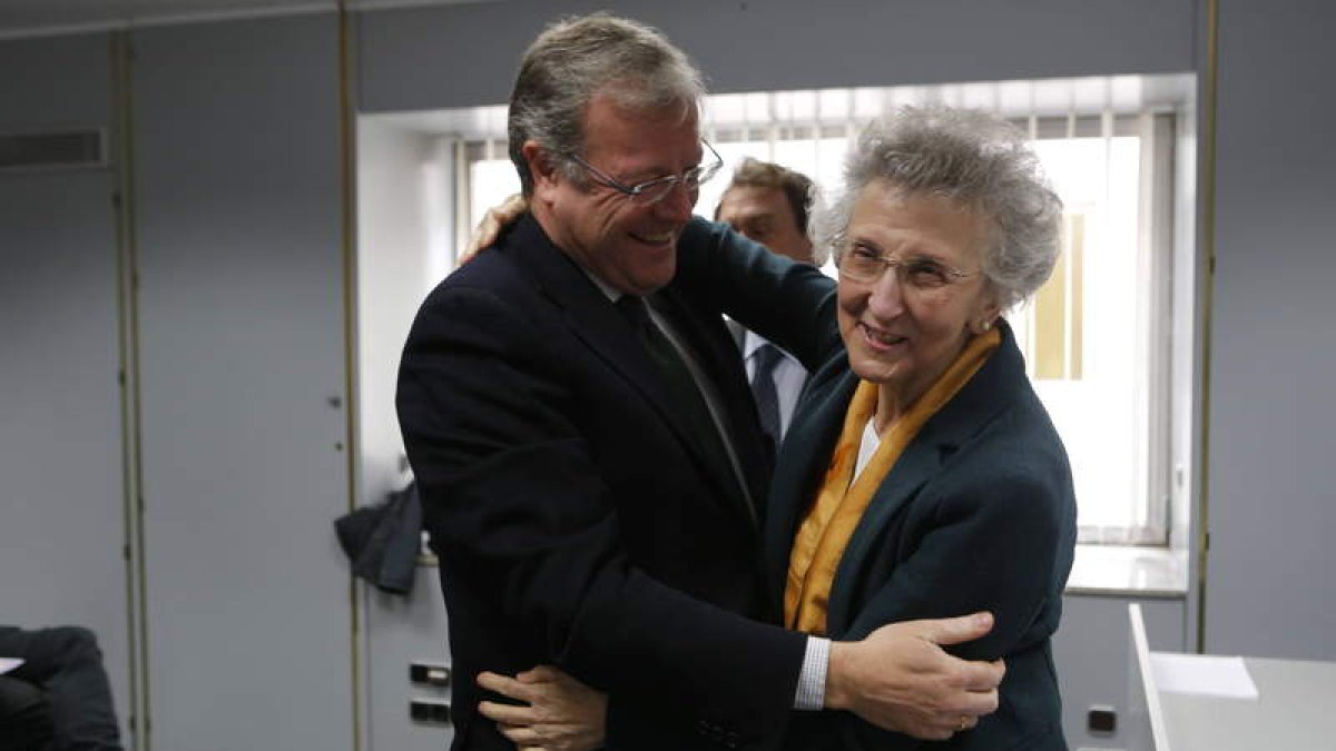 El alcalde de León, Antonio Silván, abraza a la presidenta de la Fundación Eutherpe, Margarita Morais. RAMIRO