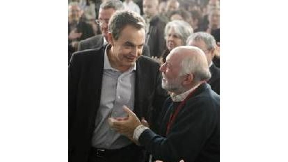 Zapatero recibe el aplauso del actor Álvaro de Luna